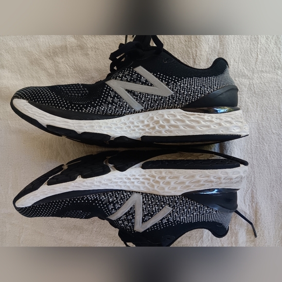 New Balance Black and White Athletic Shoes Sleek Design - Picture 4 of 7